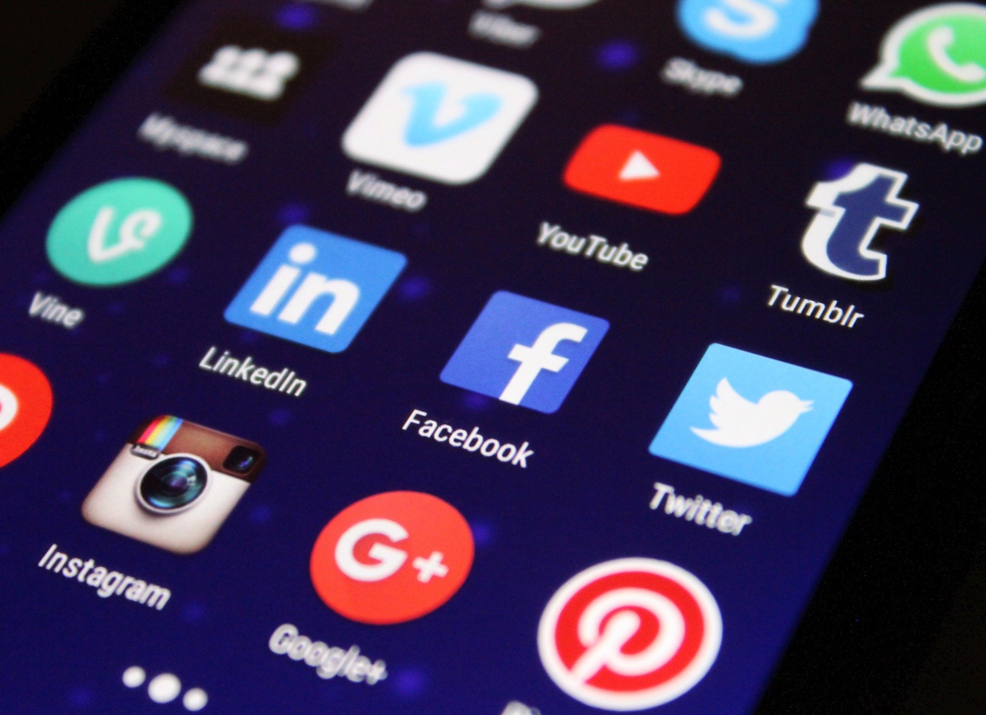 الهند تفرض ضوابط صارمة على مواقع التواصل الاجتماعي