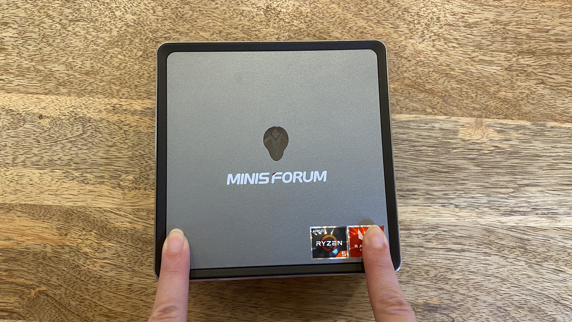 حاسب صغير جديد من MinisForum يتمتع بمعالج RYZEN ليعمل في صمتٍ تام