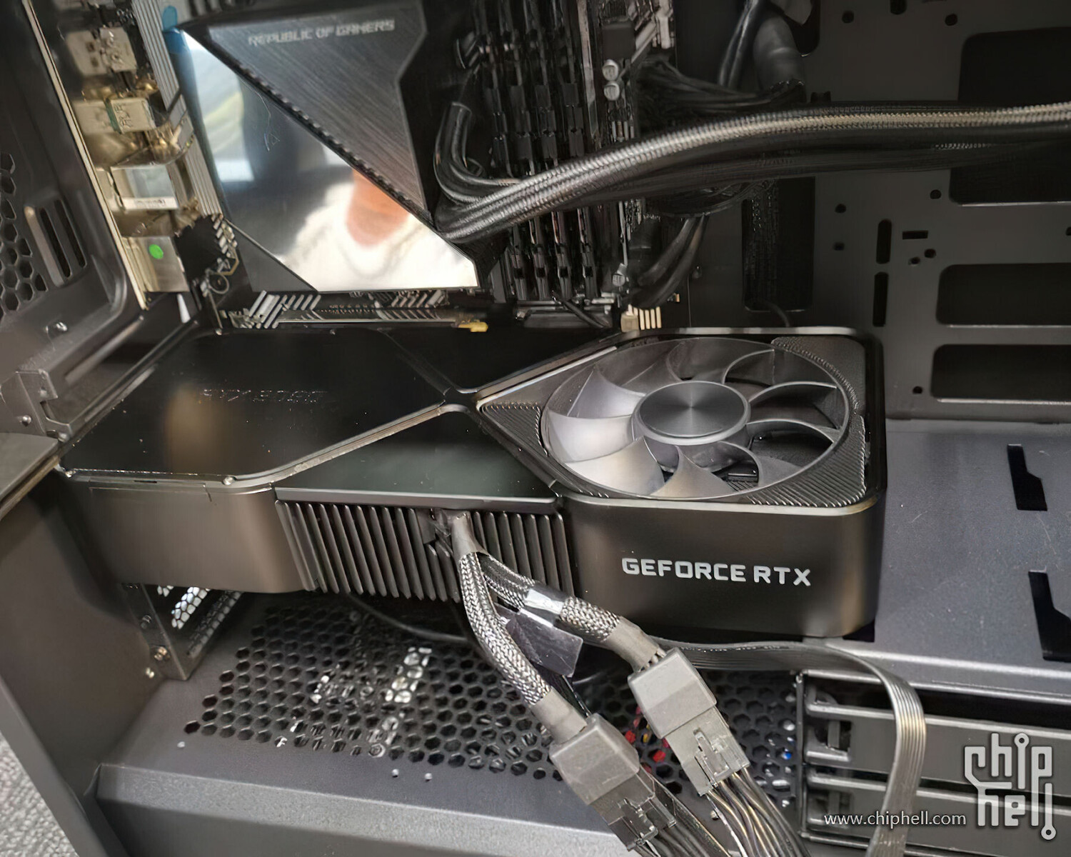 بطاقة NVIDIA GeForce RTX 3090 Founders Edition تبدو ضخمة عند تركيبها