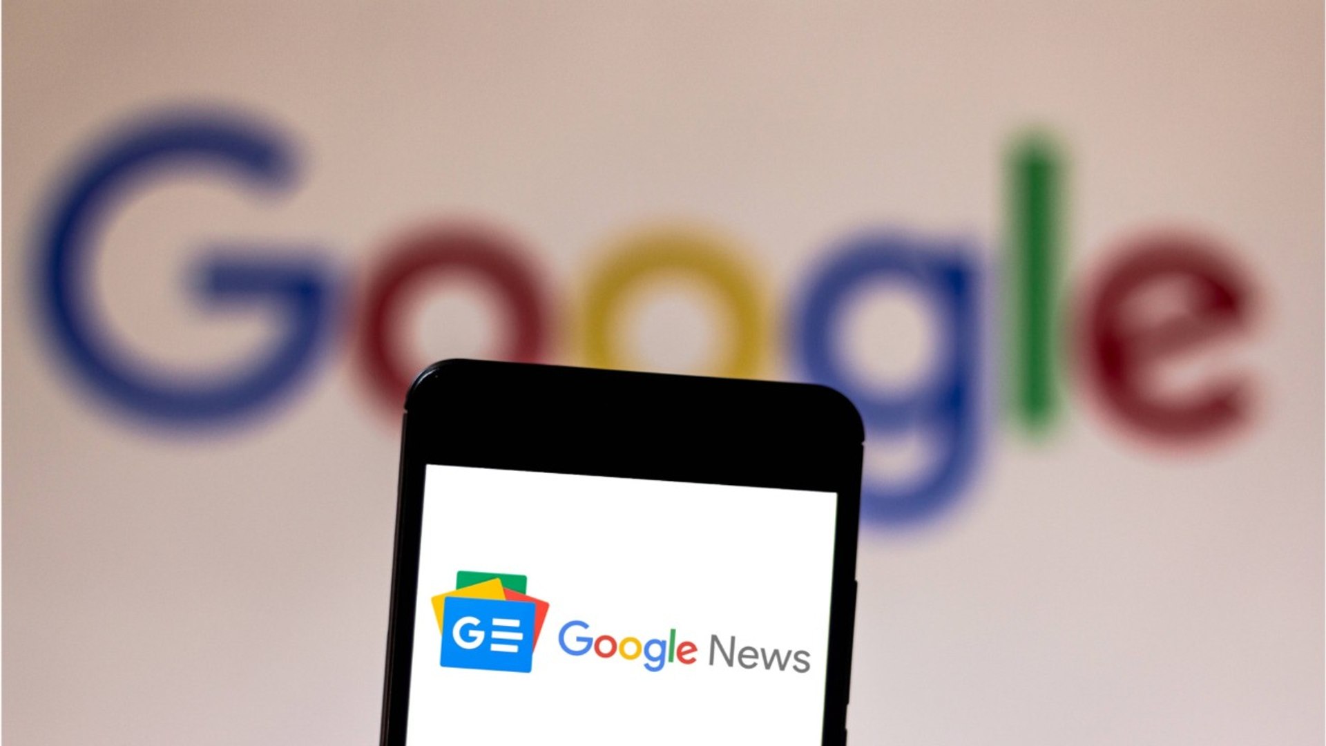 كيف تقوم بمتابعة موضوع ما في إخباريات Google News؟