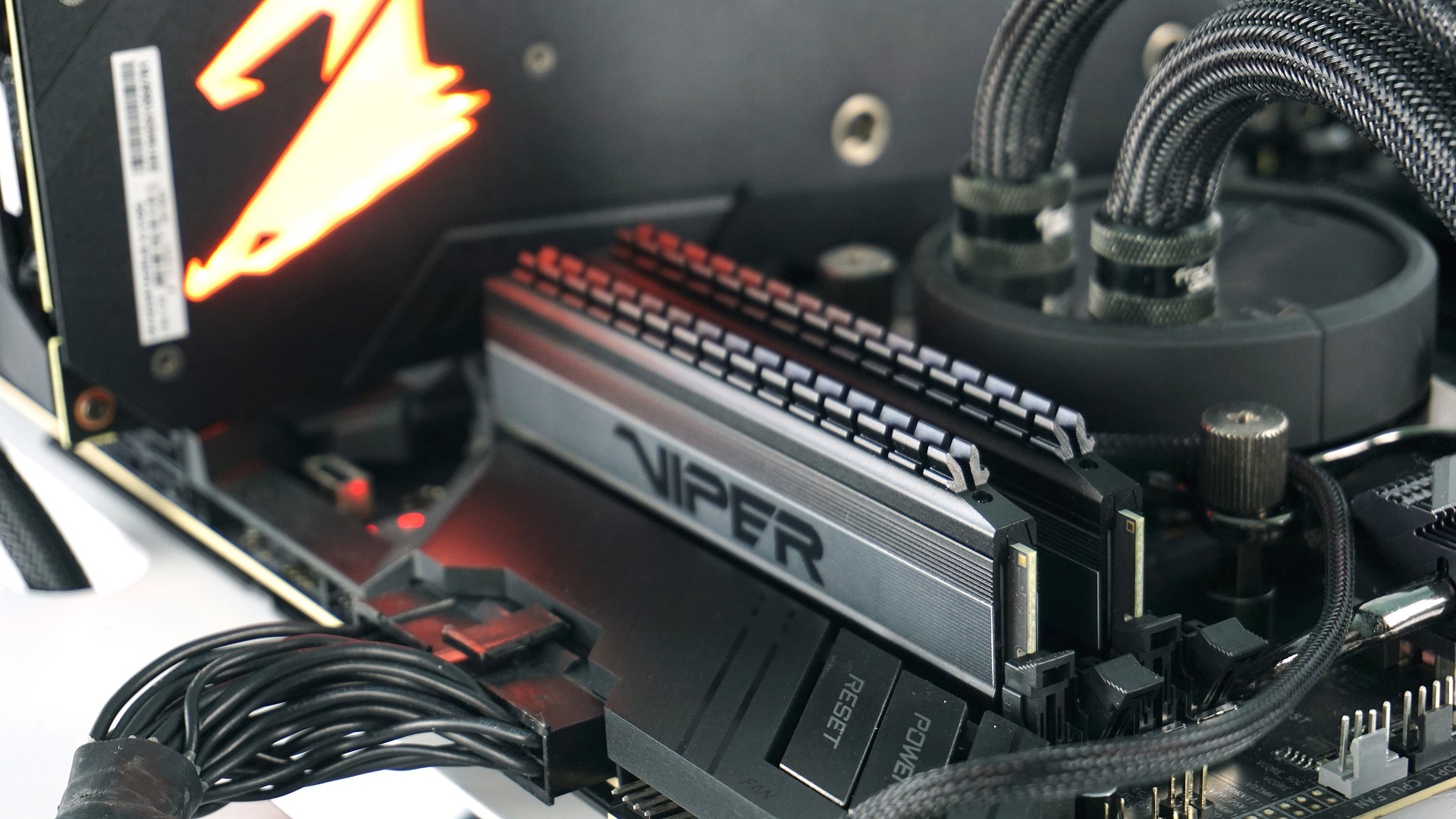 إطلاق ذواكر Viper 4 Blackout RAM بترددات الـ 4000 ميجاهرتز وما أعلى!