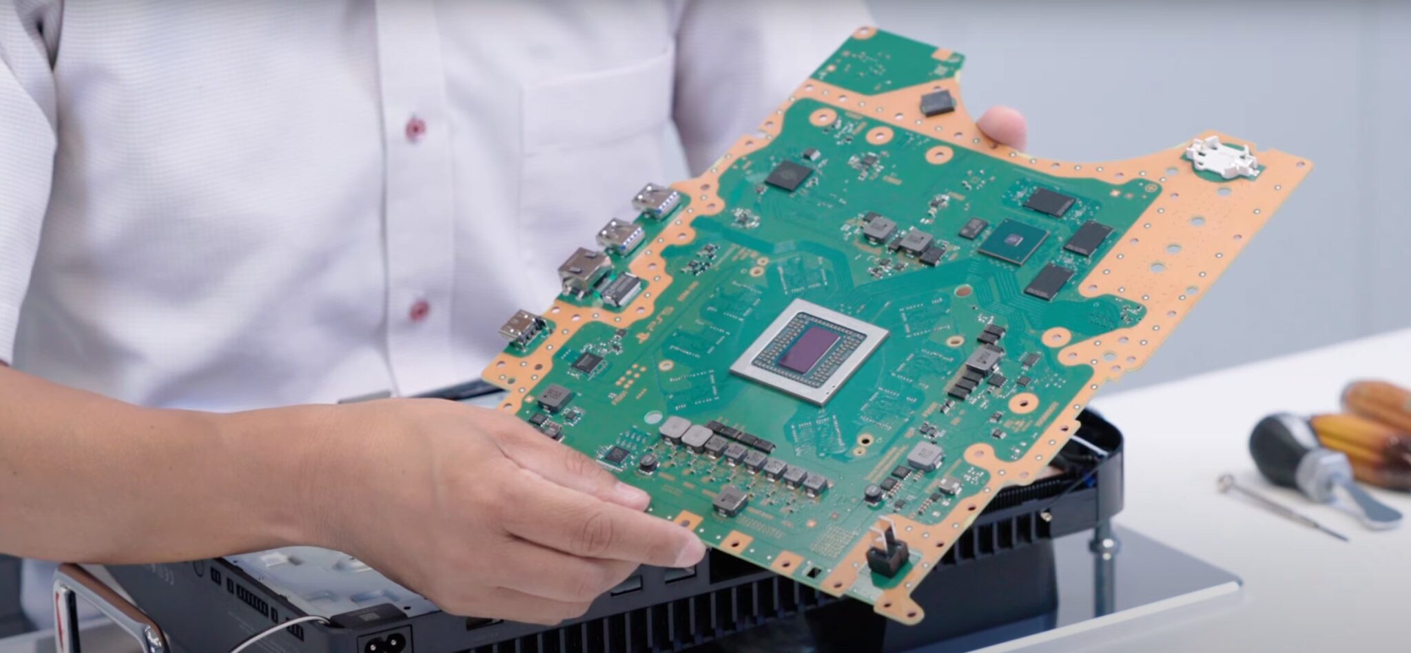 رسمياً: الكشف عن قطع PS5 ، عتاده من الداخل ، نظام التبريد والـ SSD!! PS5 سوني عتاد نظام التهوية التبريد