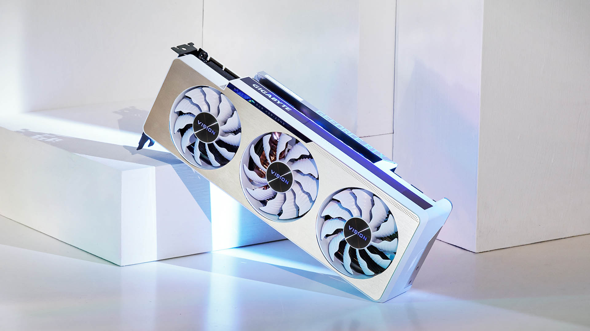 GIGABYTE تعلن عن بطاقة RTX 3090/RTX 3070 VISION OC بتصميم مغاير