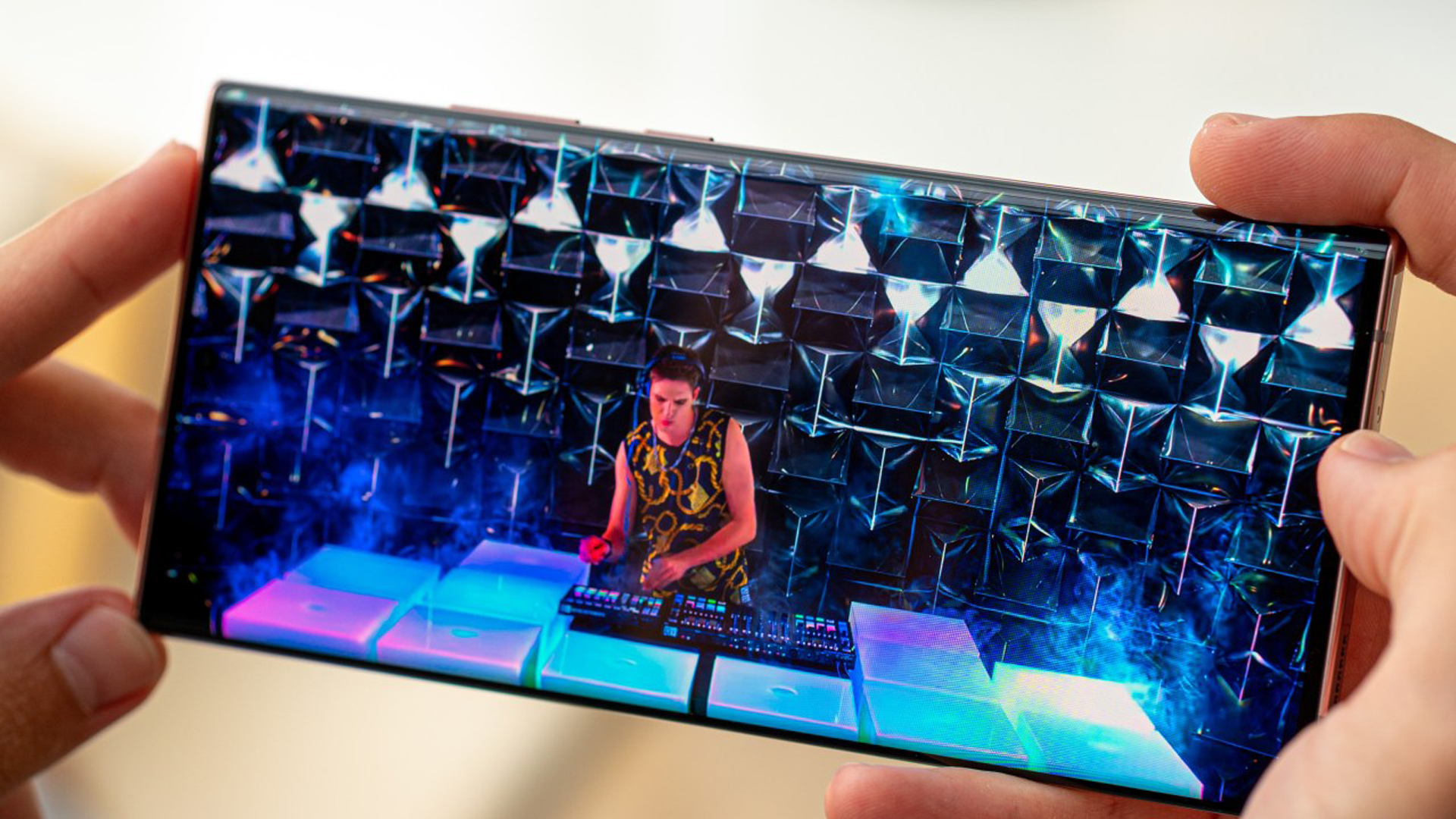 Samsung تعمل على شاشة OLED حديثة مع كثافة بكسلات تصل إلى 10000ppi