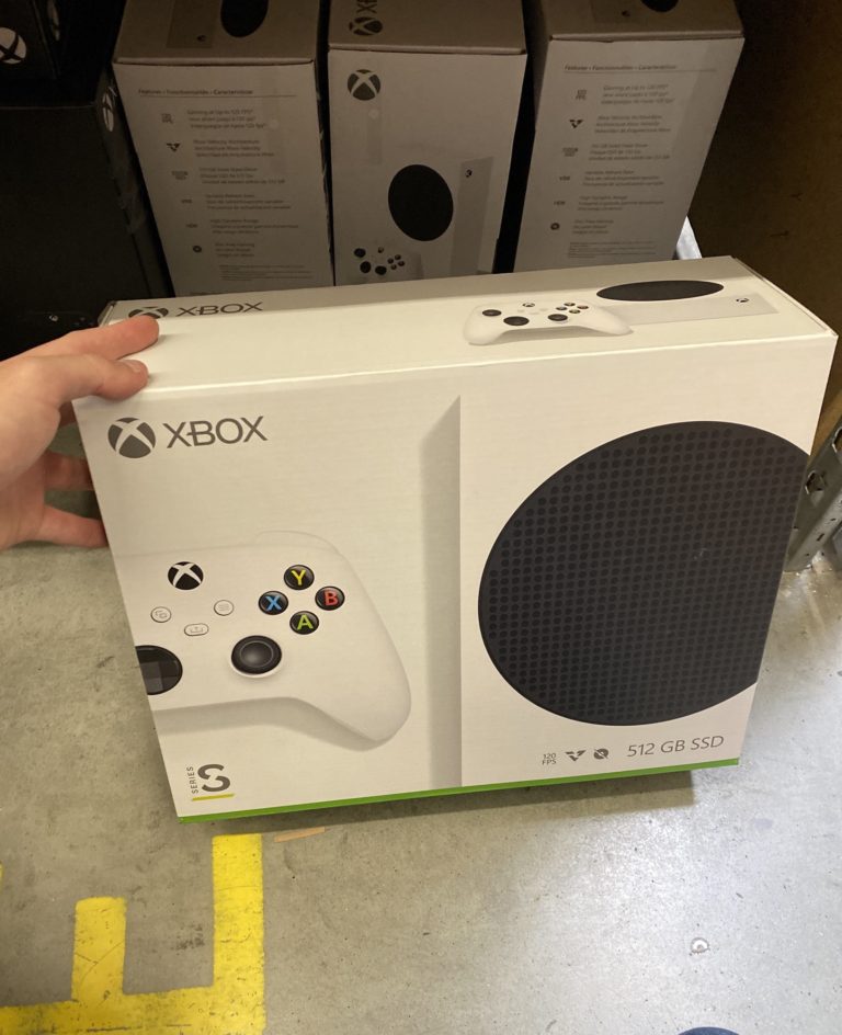 تسريب أول صورة لصندوق Xbox Series S من متجر تجزئة تسريب أول صورة لصندوق Xbox Series S من متجر تجزئة