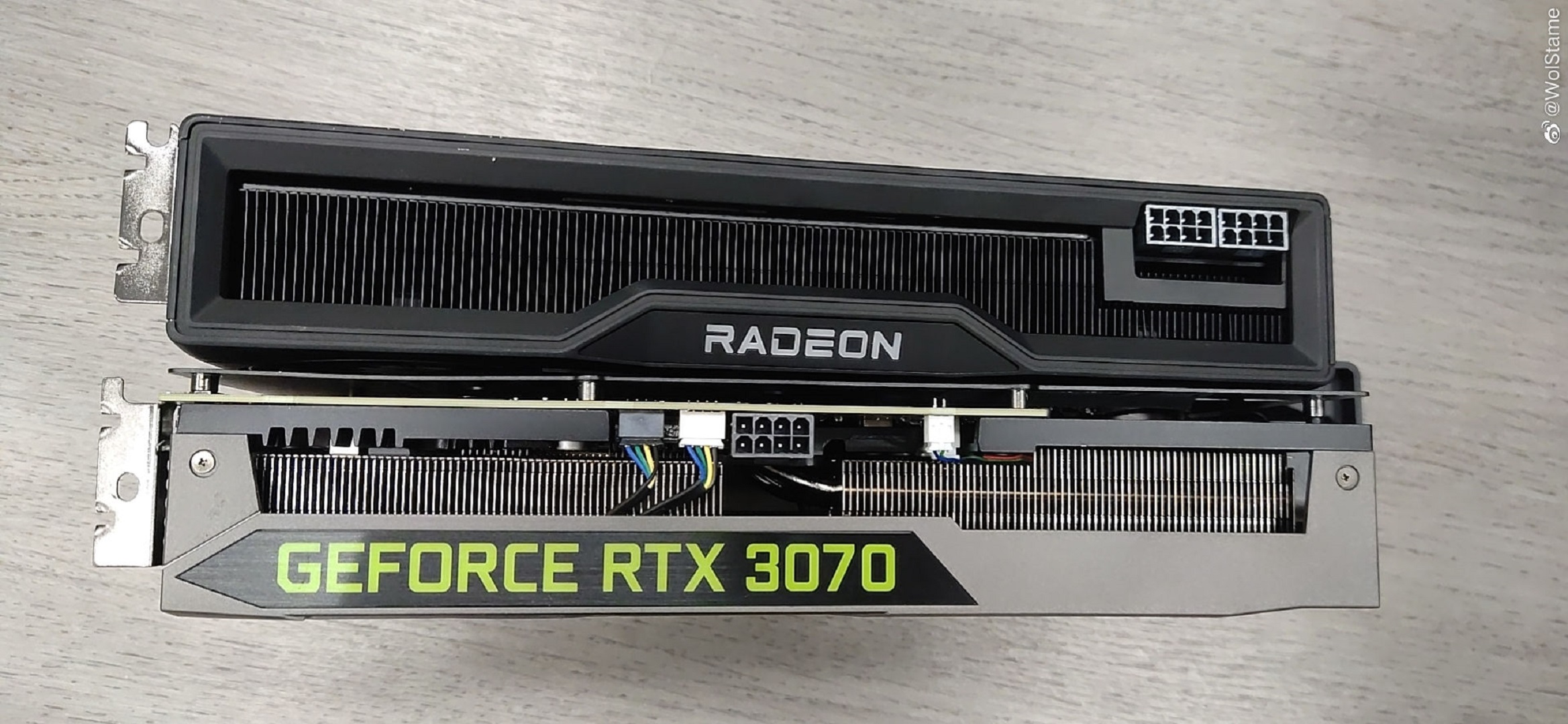 بطاقة AMD Radeon RX 6800XT السوداء تظهر بجانب GeForce RTX 3070!