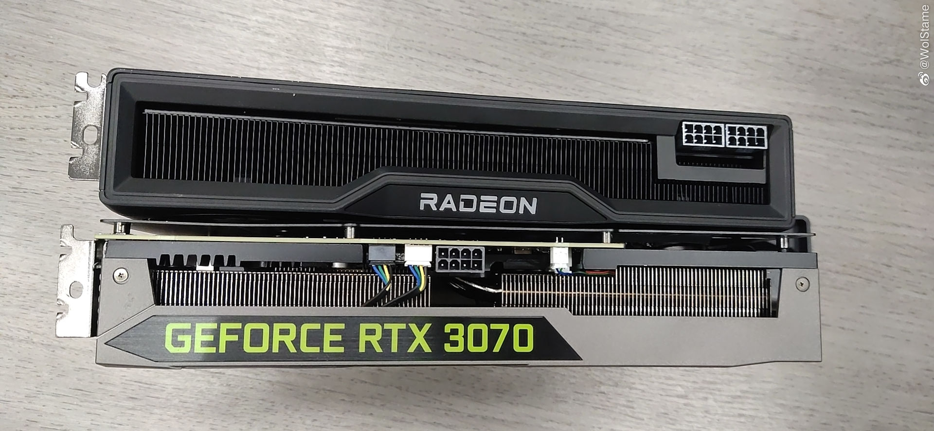 بطاقة AMD Radeon RX 6800XT السوداء تظهر بجانب GeForce RTX 3070!