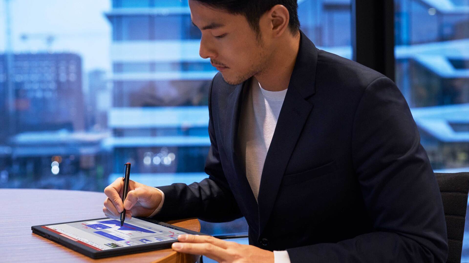 لينوفو تعلن عن توافر حاسوب ThinkPad X1 المحمول الجديد القابل للطي