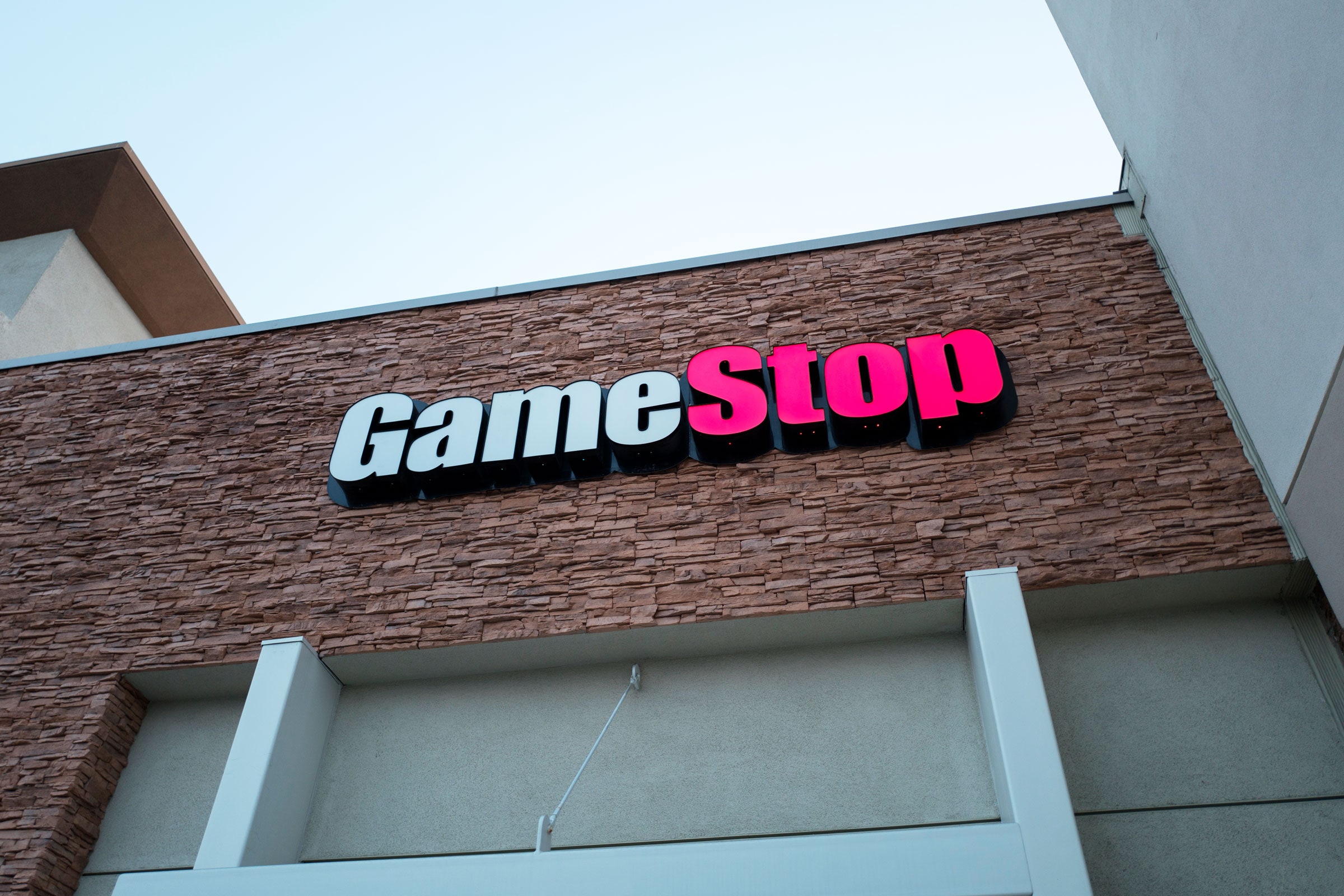 أسهم متجر Gamestop تزيد بنسبة 125% بسبب الـ "Memes" !!