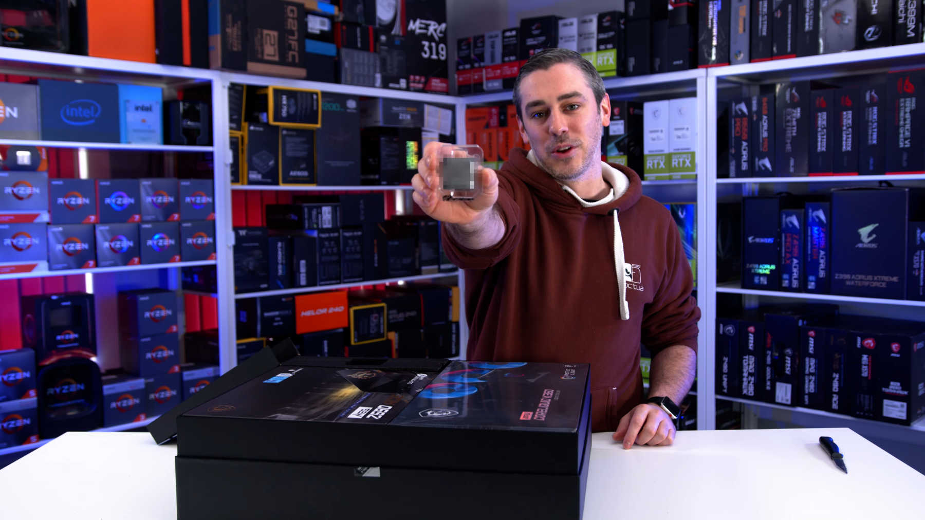 يبدوا أن شركة Intel بدأت في توزيع العينات الهندسية لمعالجات 11th Gen