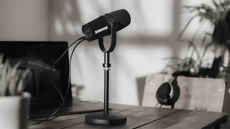 شركة Shure تطرح ميكروفون MV7 Podcast الهجين لرفع مستوى الأداء الصوتي