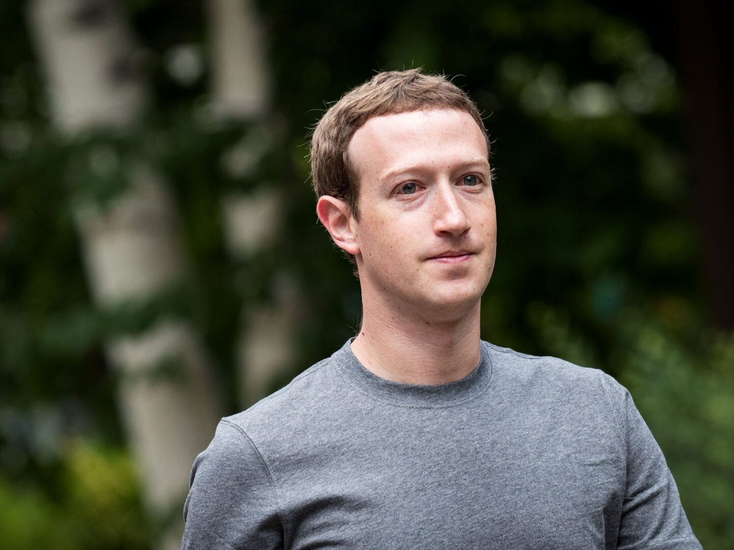 كيف أصبح مؤسس فيسبوك والرئيس التنفيذي لأبل ألد الأعداء؟