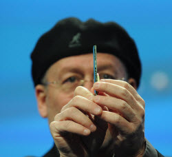 Intel تكشف النقاب عن أول وأصغر وحدة كاميرا مدمجة في العالم تجمع بين العمق ثلاثي الأبعاد والصورة ثنائية الأبعاد