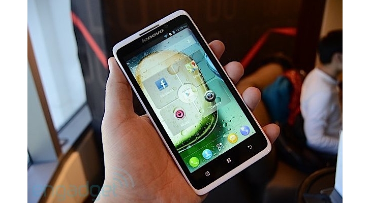 الكشف عن هاتف Lenovo IdeaPhone S890 في معرض CES 2013
