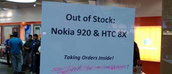 نفاذ هواتف Lumia 920 و HTC 8x من متجر مايكروسوفت