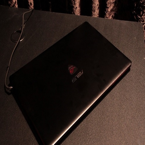 ASUS تكشف عن الحاسب GX500 من فئة Notebook المخصص للألعاب و الذي يأتي بدقة 4K وبسماكة 19 ملم ومعالج Core i7