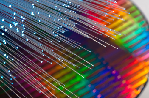 شركة Fujitsu تظهر أول سيرفر يتميز بتقنية الربط بضوئيات السيليكون من شركة Intel