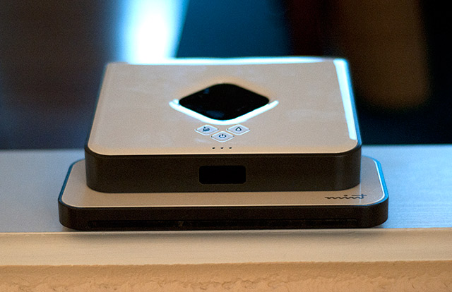 (بالفيديو) Mint يتراقص على الموسيقى اثناء معرض CES 2011