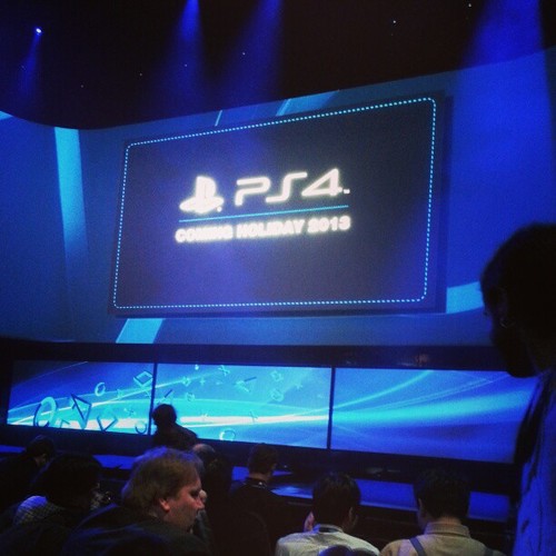 أحدث صور لجهاز PS4 تكشف عن تطور تدريجي, و تطبيق محمول جديد