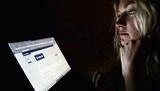 مايقرب من نصف أولياء الأمور يتجسسوا على أولادهم من خلال الفيس بوك (دراسة)